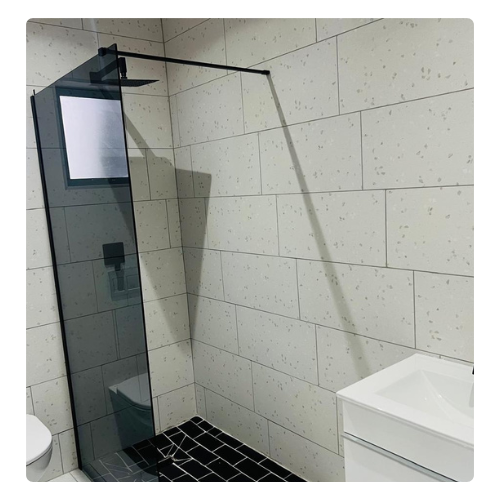 Private bathroom with shower at Zenz BnB